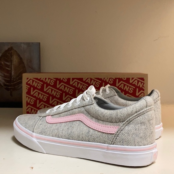 Heathered gray vans with light pink - Picture 2 of 4